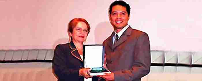 Recibiendo un premio de parte de la Ministra de Desarrollo Social del MIMDES del Gobierno Peruano
